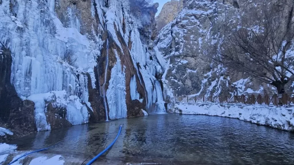 Kışın Günpınar Şelalesi Buzdan Görüntülerle Büyülüyor
