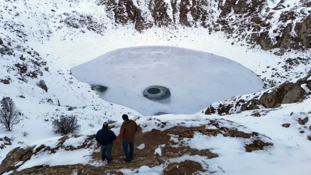 Kızılçan Gölü dondu, turkuaz renkli güzelliğiyle dikkat çekiyor