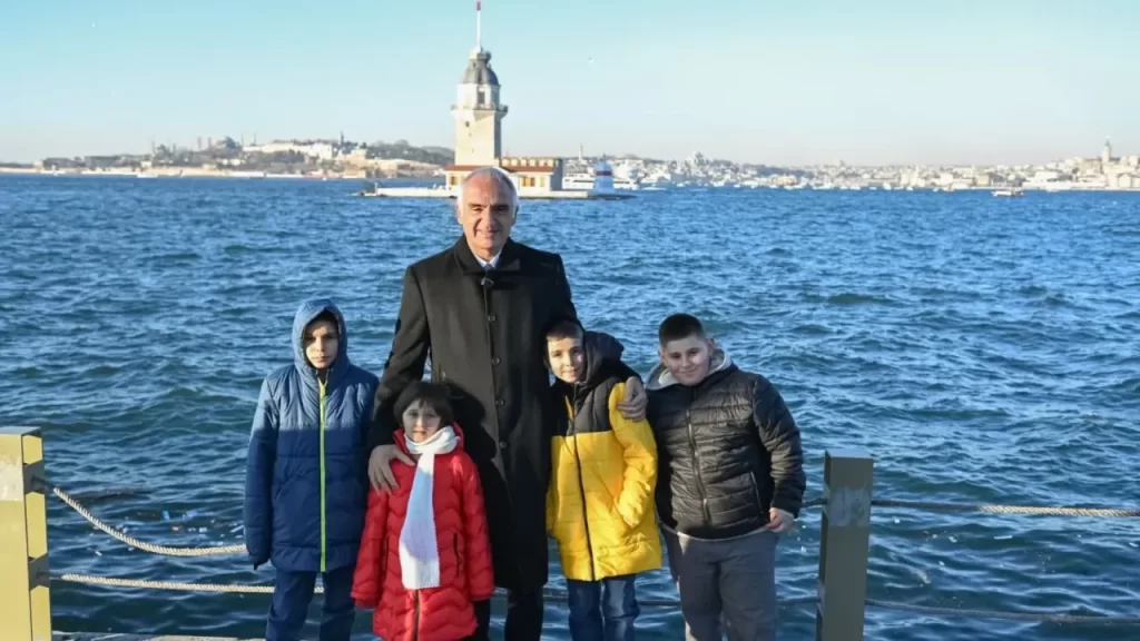 Kızılelma köyündeki kardan Kız Kulesi’ne büyük ilgi