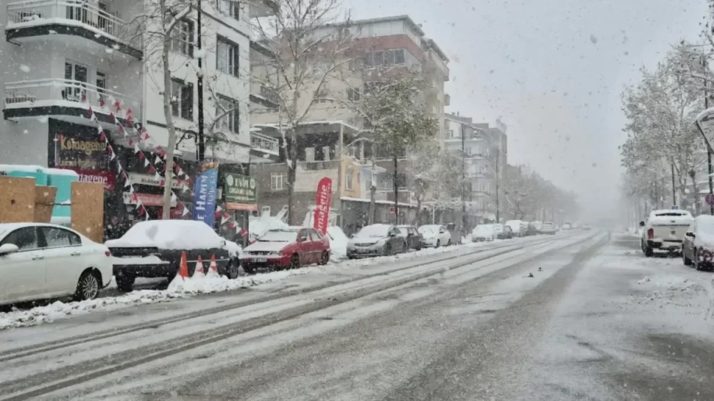 Malatya’da Yoğun Kar Sebebiyle 1 Gün Eğitim Ara Verildi