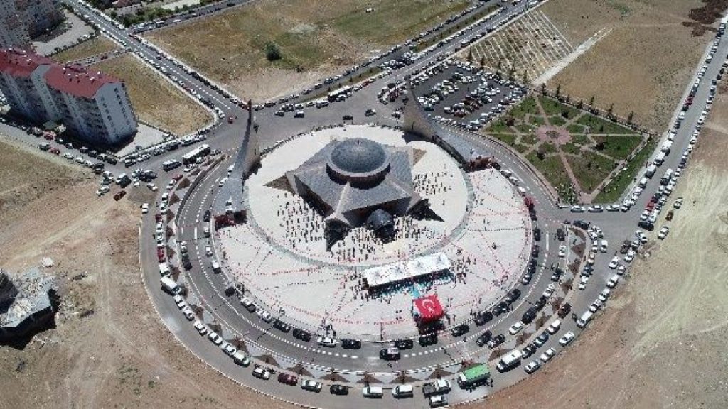 Miraç Kandili 2026: Manevi yükseliş gecesi dualarla kutlanıyor