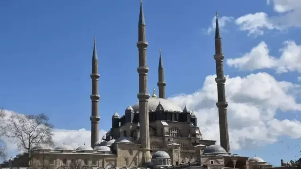 Miraç Kandili’nin Manevi Atmosferi ve Mesajların Anlamı