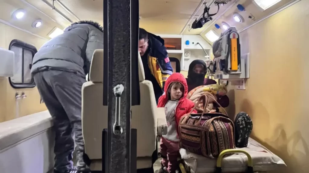 Paletli ambulans zorlu araziyi aşarak bebekleri hastaneye ulaştırdı