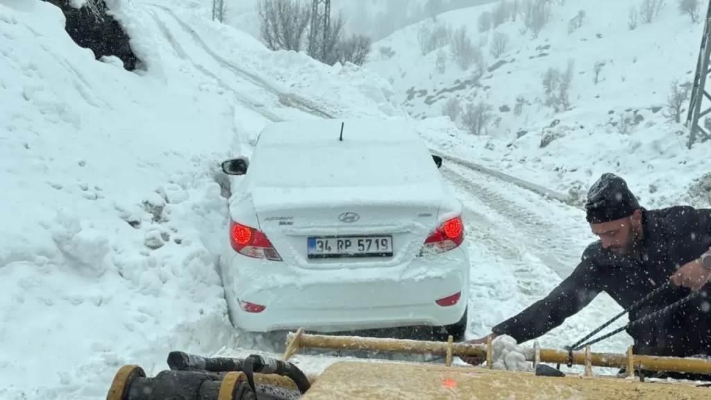 Şirvan’da Kar Ve Tipi Yolu Kaptı, Servis Minibüsü Kaldı