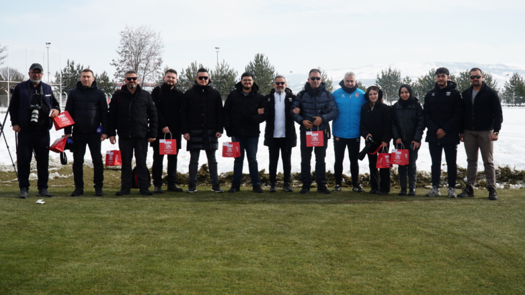 Sivasspor’dan gazetecilere anlamlı 10 Ocak kutlaması