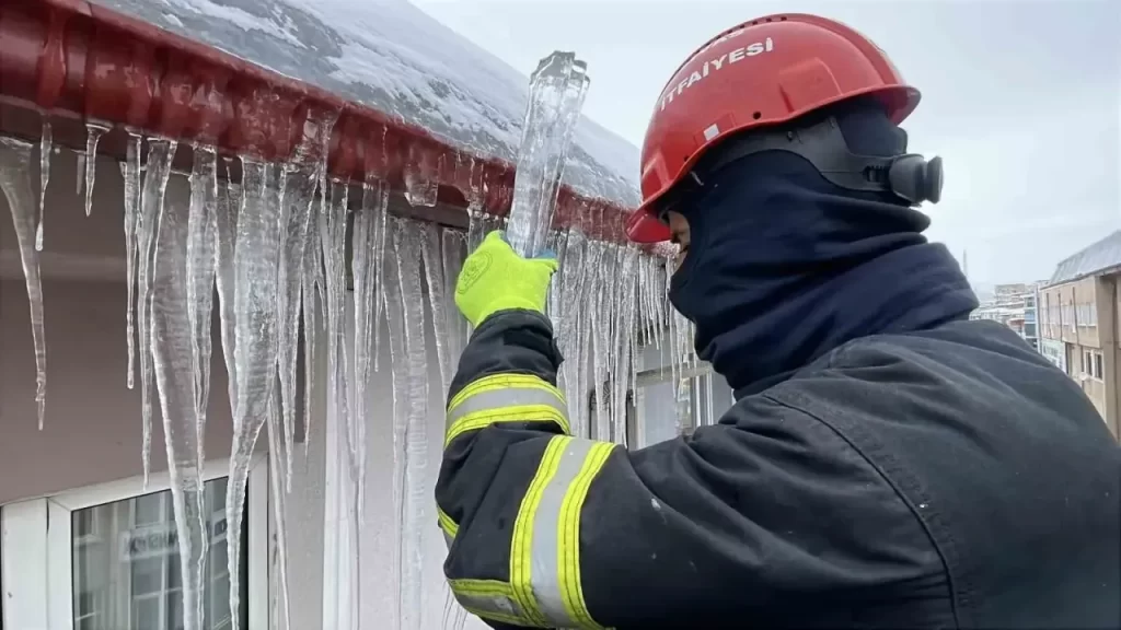 Sivas’ta buz sarkıtları tehlike saçmaya devam ediyor