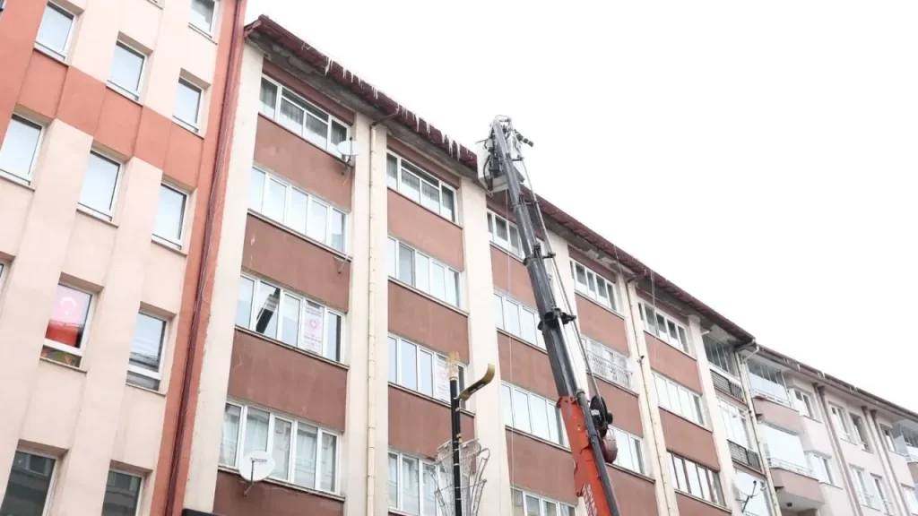 Sivas’ta buz sarkıtlarına müdahale çalışmaları aralıksız sürüyor