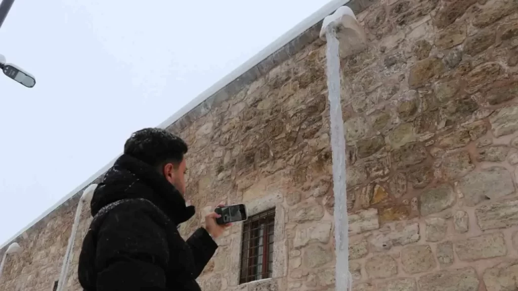 Sivas’ta hafta sonu kar ve buz sarkıtları şaşırttı