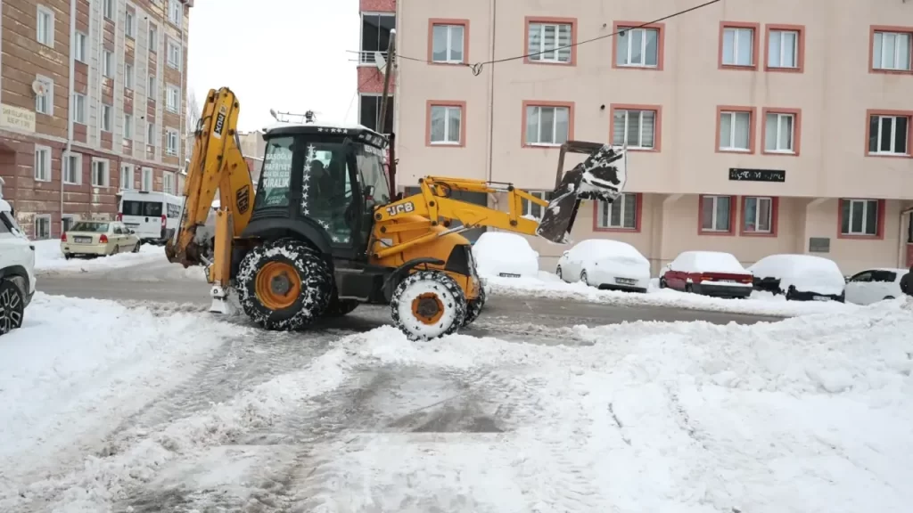 Sivas’ta kar toplama çalışmalarına belirli saatlerde devam edilecek