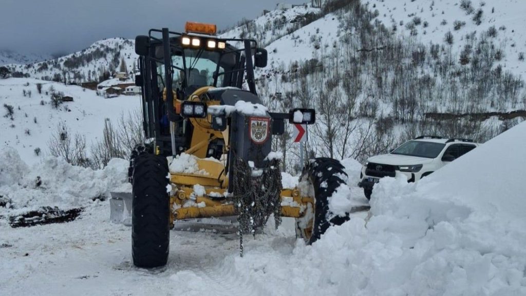 Sivas’ta Kar ve Tipi Nedeniyle 871 Yerleşim Yeri Yolu Ulaşıma Kapandı