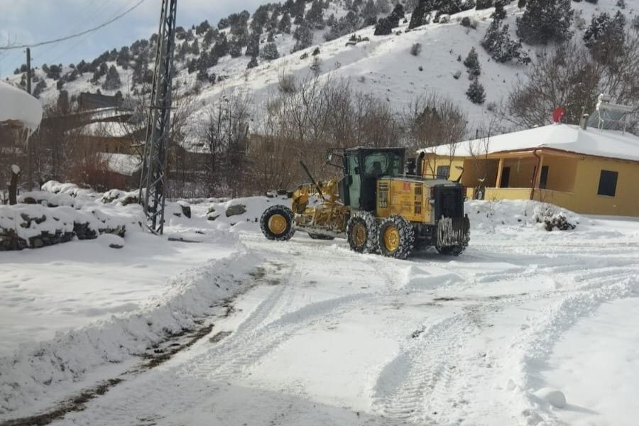 Sivas’ta kar ve tipi ulaşımı durma noktasına getirdi
