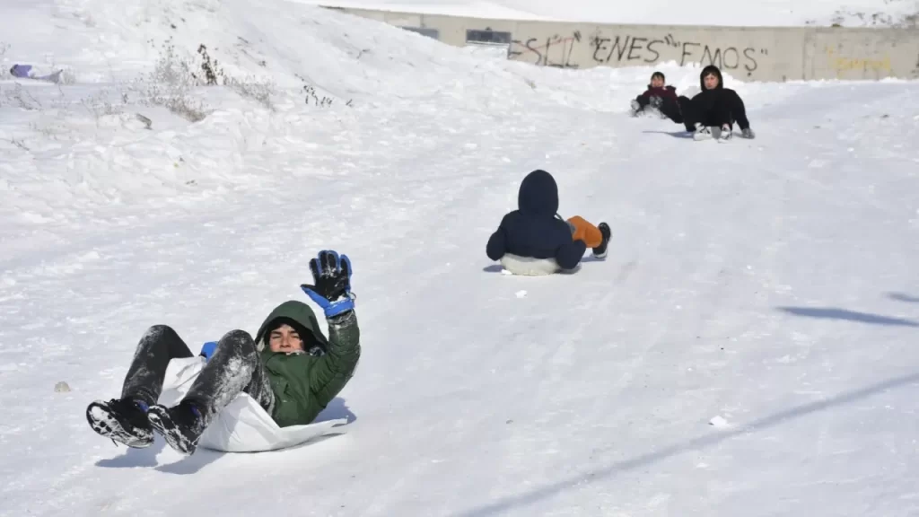 Sivas’ta Kar Yağışı Sonrası Okullar Tatil Edildi