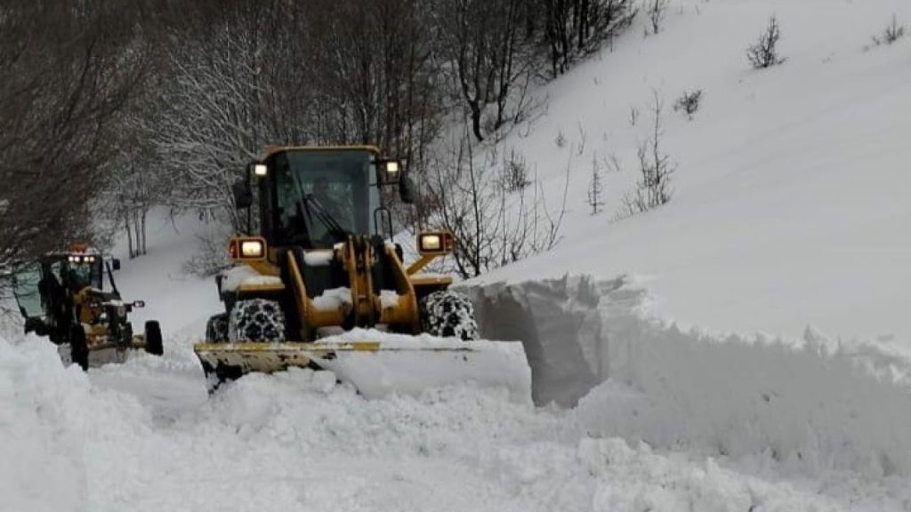 Sivas’ta Karla Mücadele Çalışmaları 189 Yolun Ulaşıma Açılmasıyla Sürüyor