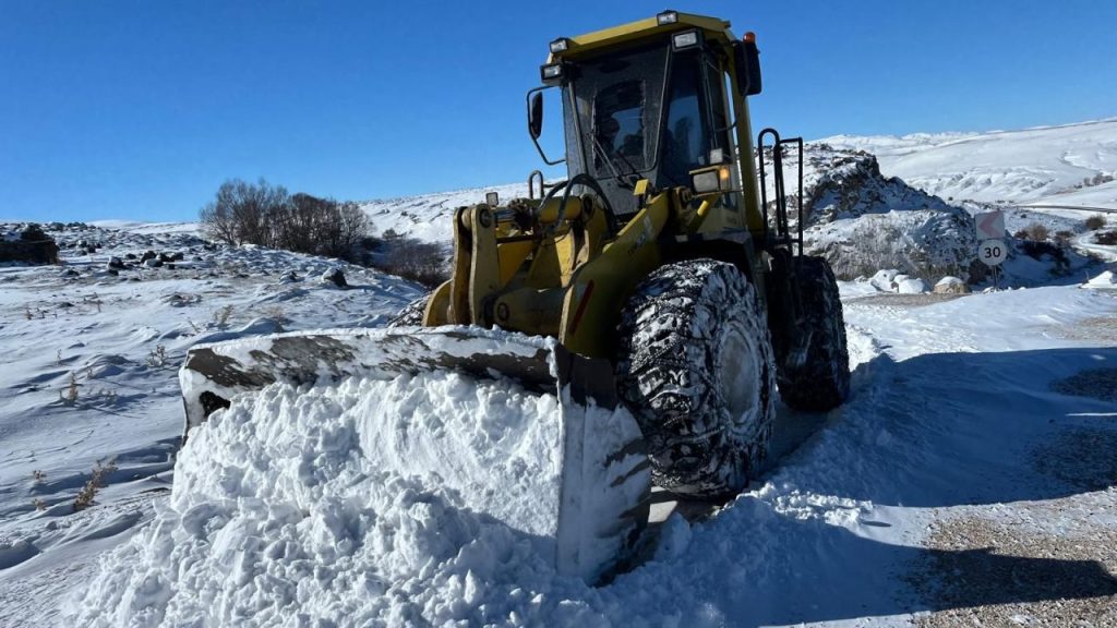Sivas’ta karla mücadele çalışmaları hız kesmeden devam ediyor