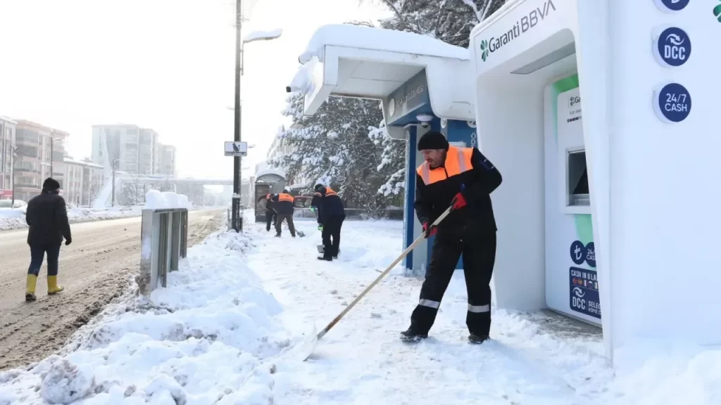 Sivas’ta karla mücadele ekipleri sokaklarda temizlik çalışması yapıyor