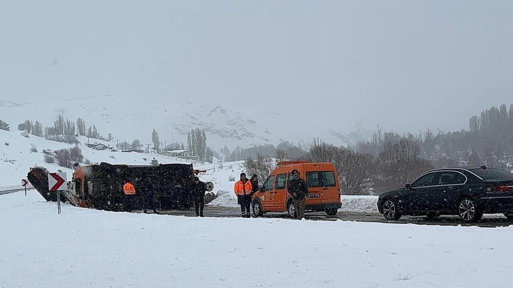 Sivas’ta karla mücadele sırasında kamyon devrildi