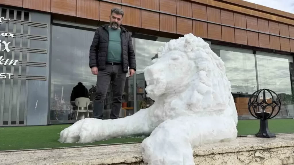 Sivas’ta karla sanat: Kardan aslan eserleri ilgi çekiyor