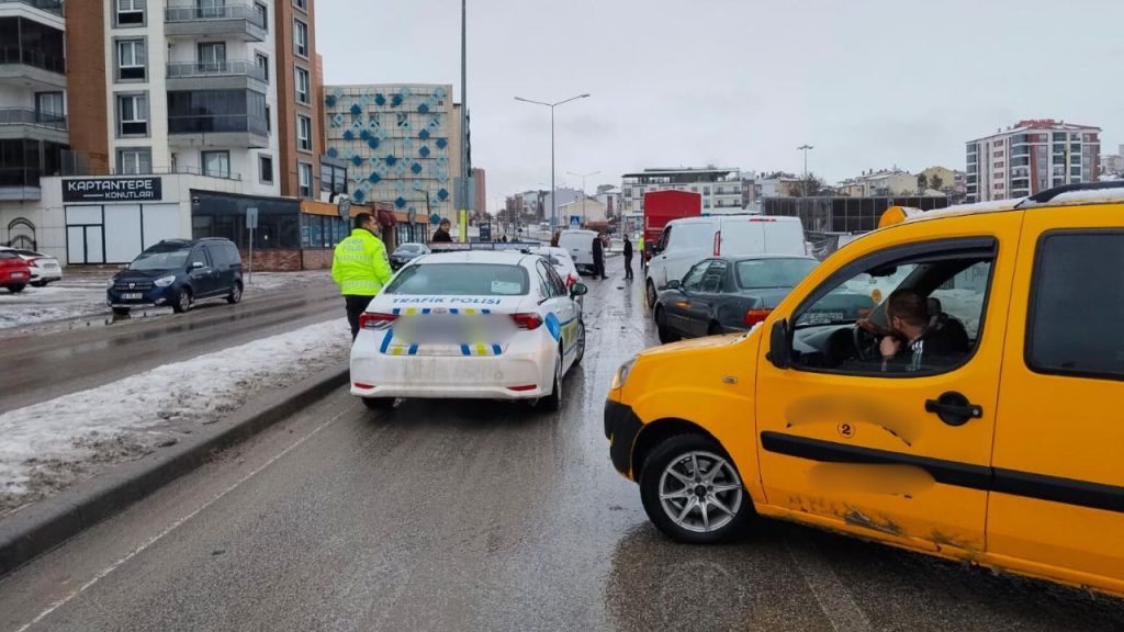 Sivas’ta Kavşakta Meydana Gelen Trafik Kazası Yoğunluğa Neden Oldu