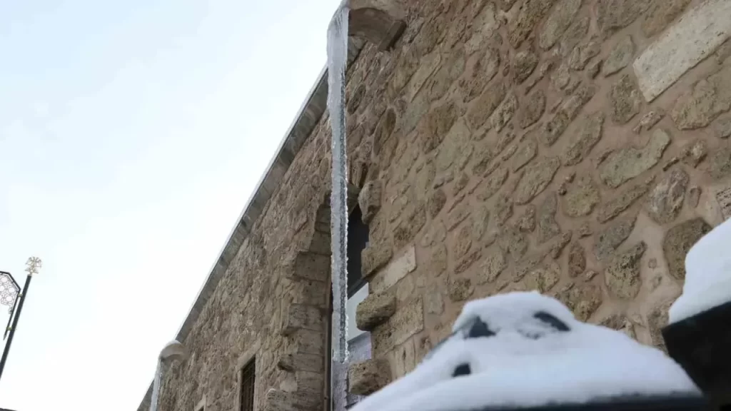 Sivas’ta soğuk hava buz sarkıtlarını büyüttü