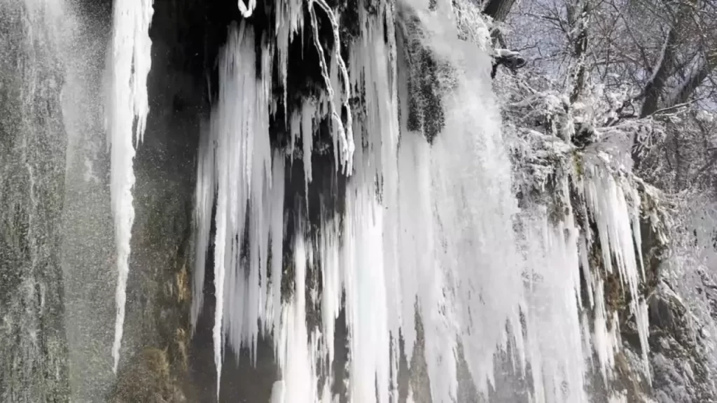 Sivas’ta soğuk hava ve buz tutan şelale göz kamaştırıyor