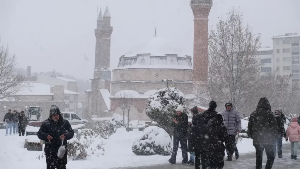 Sivas’ta soğuk hava ve kar yağışı ulaşımı olumsuz etkiliyor