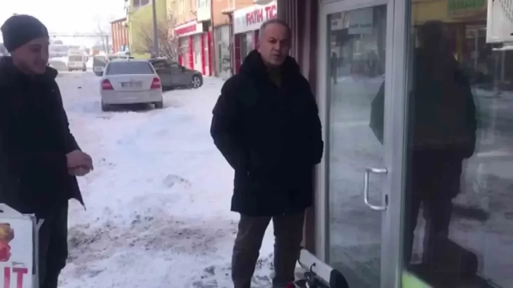 Sivas’ta soğuk nedeniyle kapı kilidi dondu, esnaf çözüm arıyor