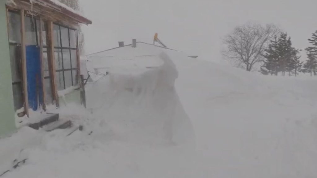 Sivas’ta yoğun kar ve tipi: köy yolları kapanıp hayvancılık zorlaştı