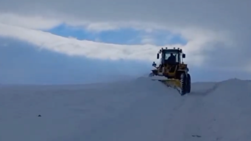 Sivas’ta yoğun kar ve tipi ulaşımı felç etti