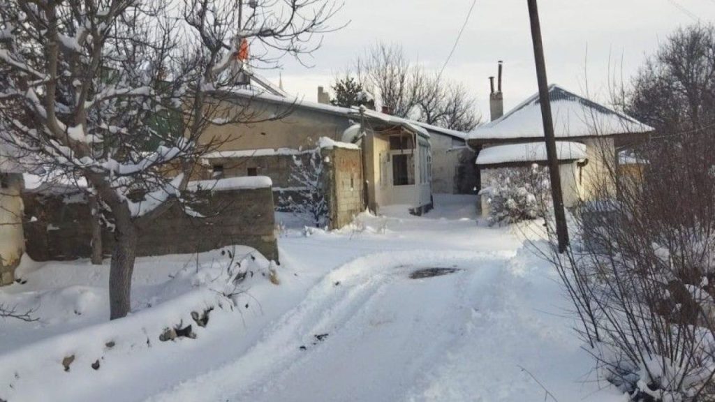 Sivas’ta yoğun kar yağışı nedeniyle 178 yerleşim yolu ulaşıma kapandı