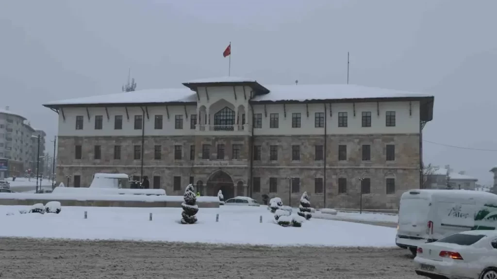 Sivas’ta yoğun kar yağışı şehri beyaza bürüdü