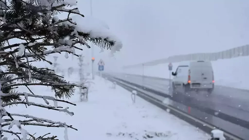Sivas’ta Yoğun Kar Yağışı Trafik Kapanmasına Neden Oldu