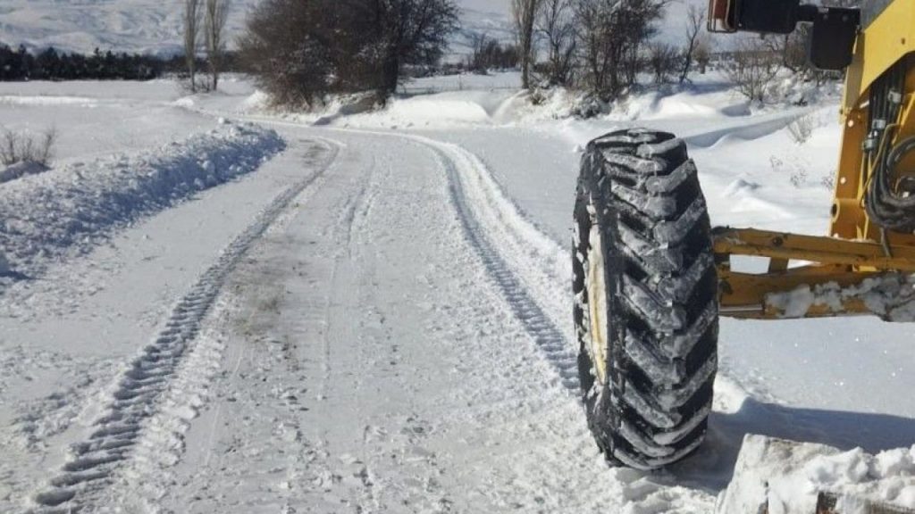 Sivas’ta Yoğun Kar Yağışı Ulaşımı İzliyor