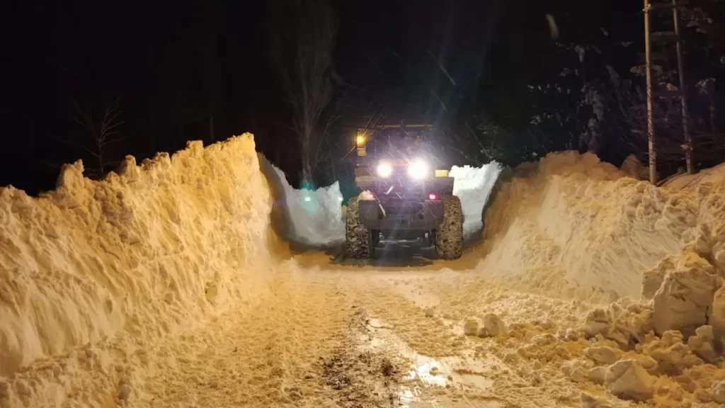 Sivas’ta yoğun kar yağışı ulaşımı olumsuz etkiledi