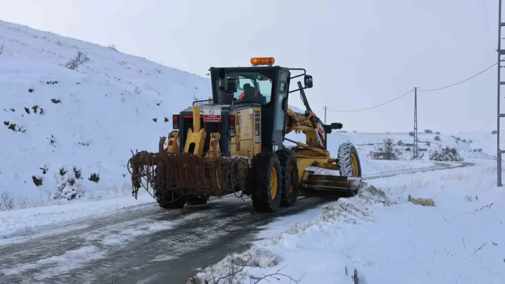 Sivas’ta yoğun kar yağışı ulaşımı olumsuz etkiledi