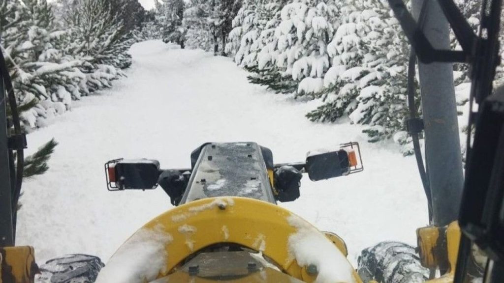 Sivas’ta Yoğun Kar Yağışı Ulaşımı Olumsuz Etkiliyor