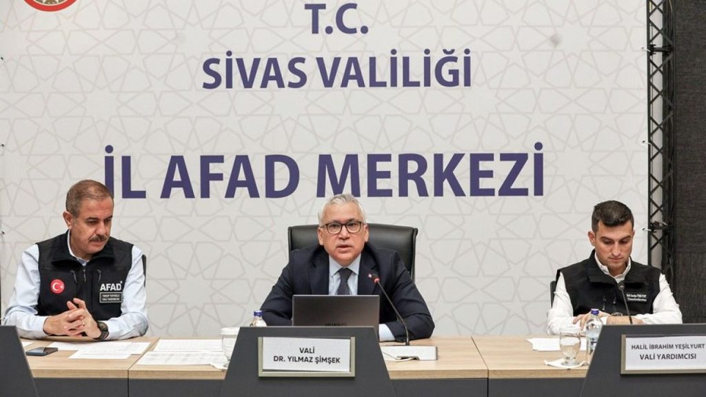 Sivas’ta yoğun kar yağışı ulaşımı olumsuz etkiliyor