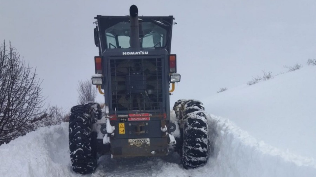 Sivas’ta Yoğun Kar Yağışı Ulaşımı Zorluyor