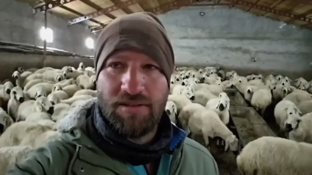 Sivas’ta yoğun kar yağışı ve çobanların zorlu kış şartları