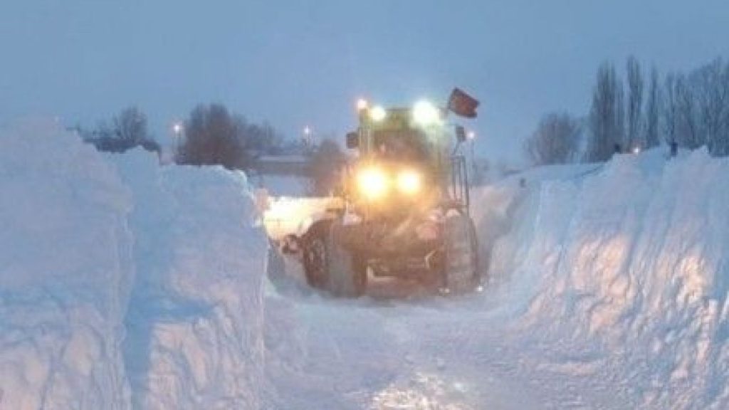 Sivas’ta yoğun kar yağışı ve tipi yolları kapattı