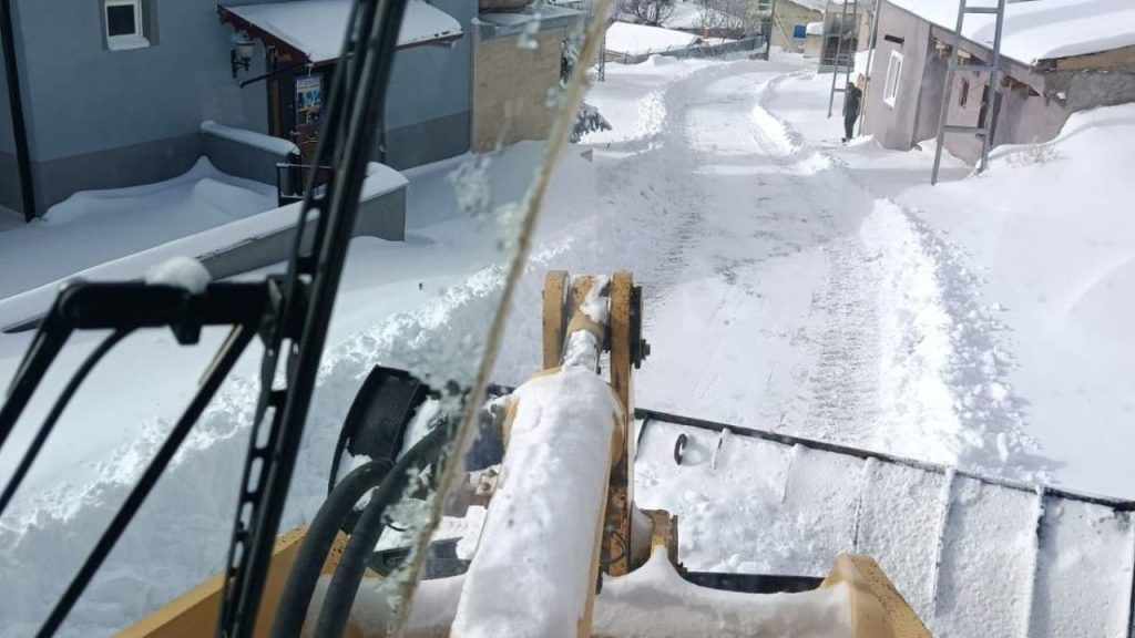 Sivas’ta Yoğun Kar Yağışları Ulaşımı Zorluyor