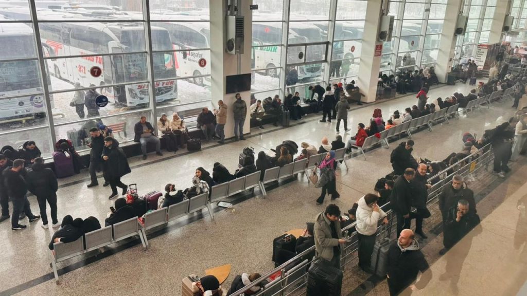 Sivas’taki Yoğun Kar Yağışı Ulaşımı Olumsuz Etkiledi