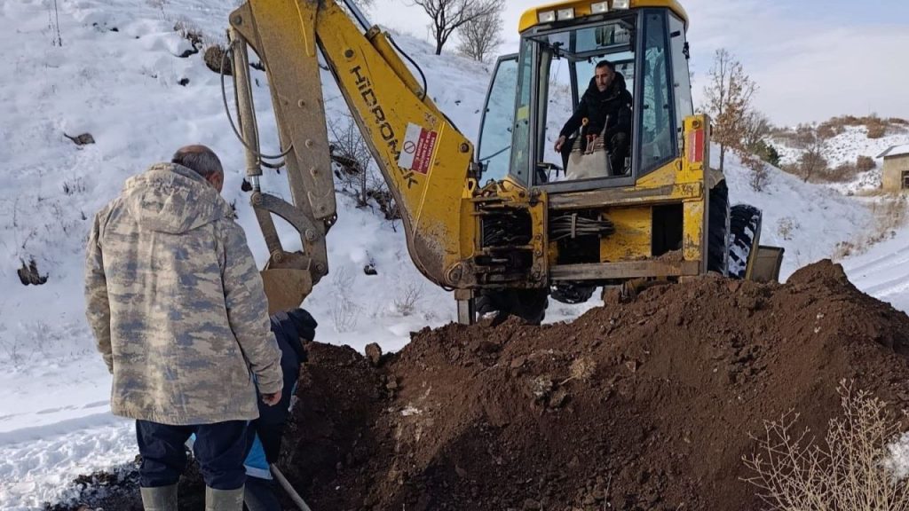 Suşehri’nde İçme Suyu Hattındaki Arıza Kısa Sürede Onarıldı