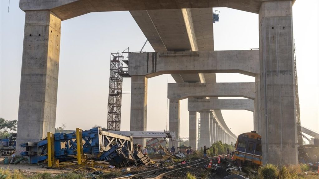 Tayland’da Tren Kazası: Bir Vagon Raylardan Unuttu ve Yangın Çıktı