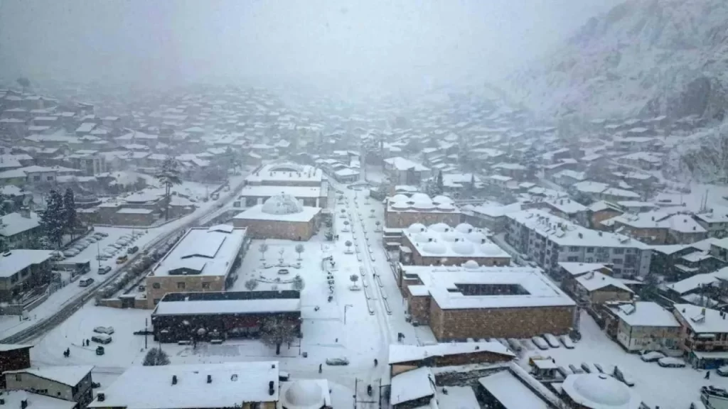 Tokat’ta kar etkili oluyor: Ulaşımda aksamalar ve görüntüler