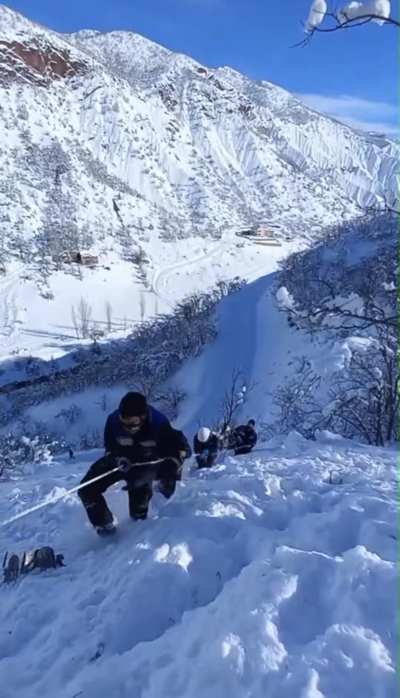 Tunceli Valisi Şefik Aygöl, İl genelinde etkili olan yoğun kar yağışı ve olumsuz hava koşullarıyla ilgili açıklamalarda bulundu.