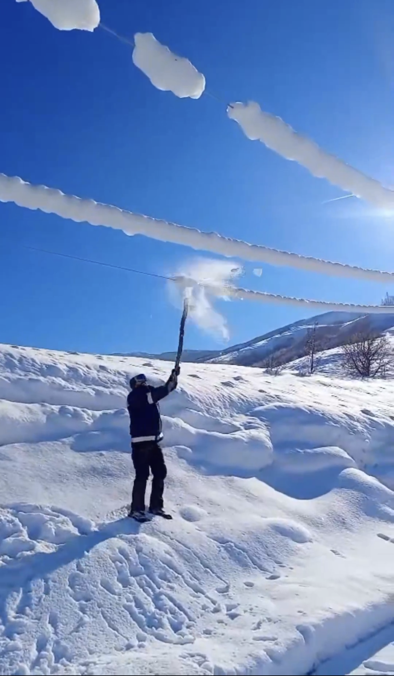 Tunceli Valisi Şefik Aygöl, İl genelinde etkili olan yoğun kar yağışı ve olumsuz hava koşullarıyla ilgili açıklamalarda bulundu.