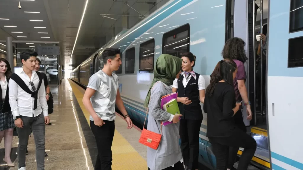 Ulaştırma Bakanı Uraloğlu’ndan yolcu ulaşımına ek sefer ve vagon müjdesi