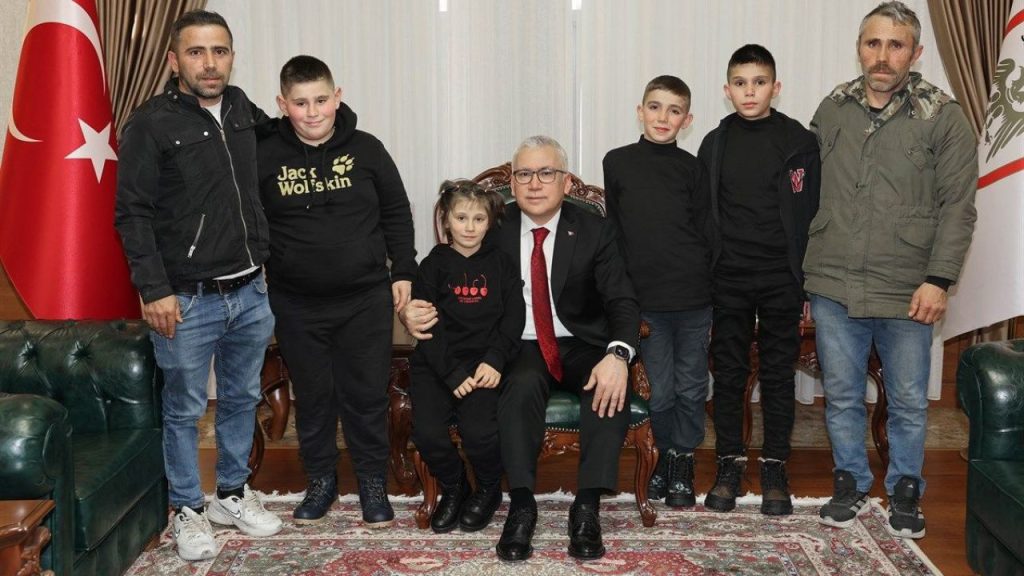 Vali Yılmaz Şimşek, Kızılelma Köyü’ndeki miniklerle buluştu