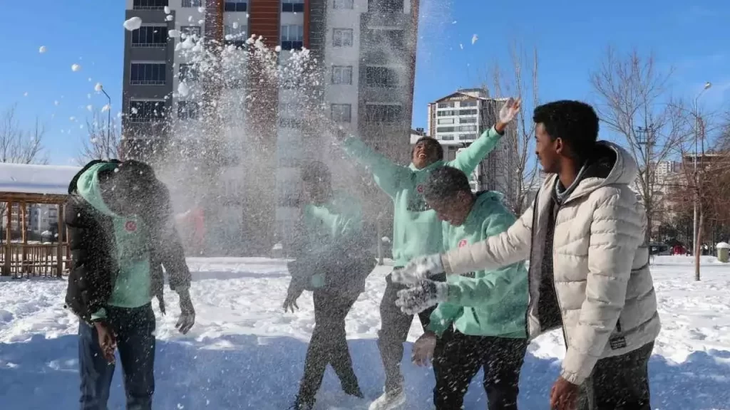 Yabancı öğrenciler ilk kez karla tanışıp neşeyle kar yağışını karşıladı