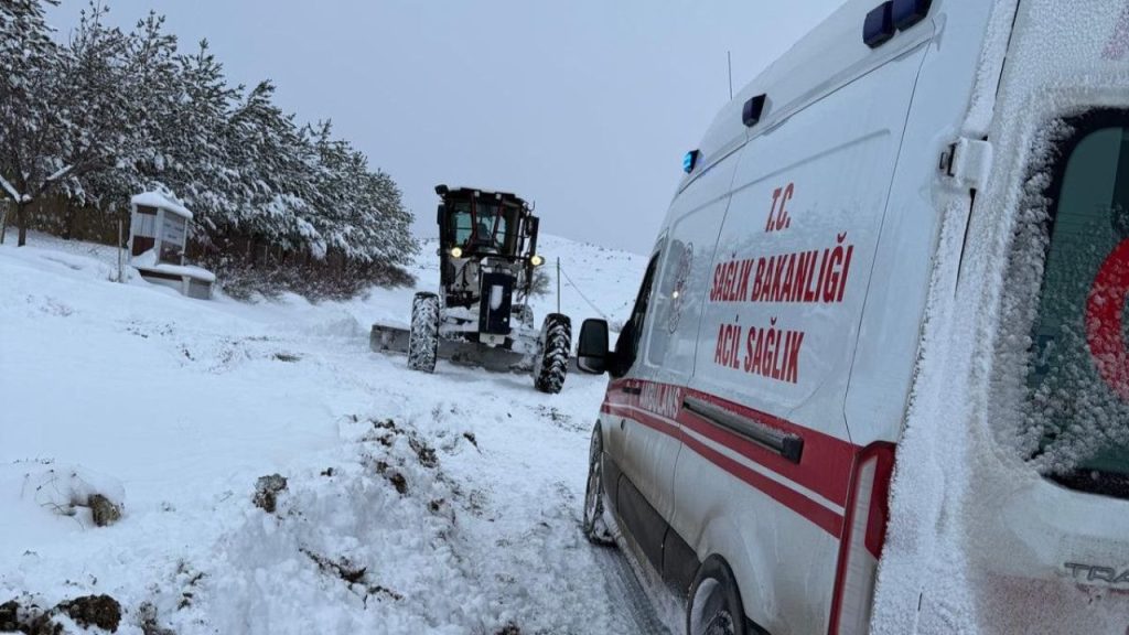 Yoğun kar altında kapanan köy yolu ekipler tarafından açıldı